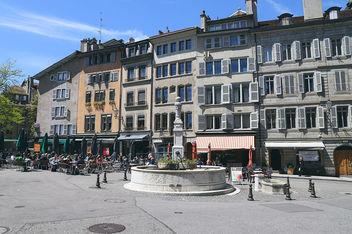 Place Bourg-de-four dans la vieille-ville de Genève 