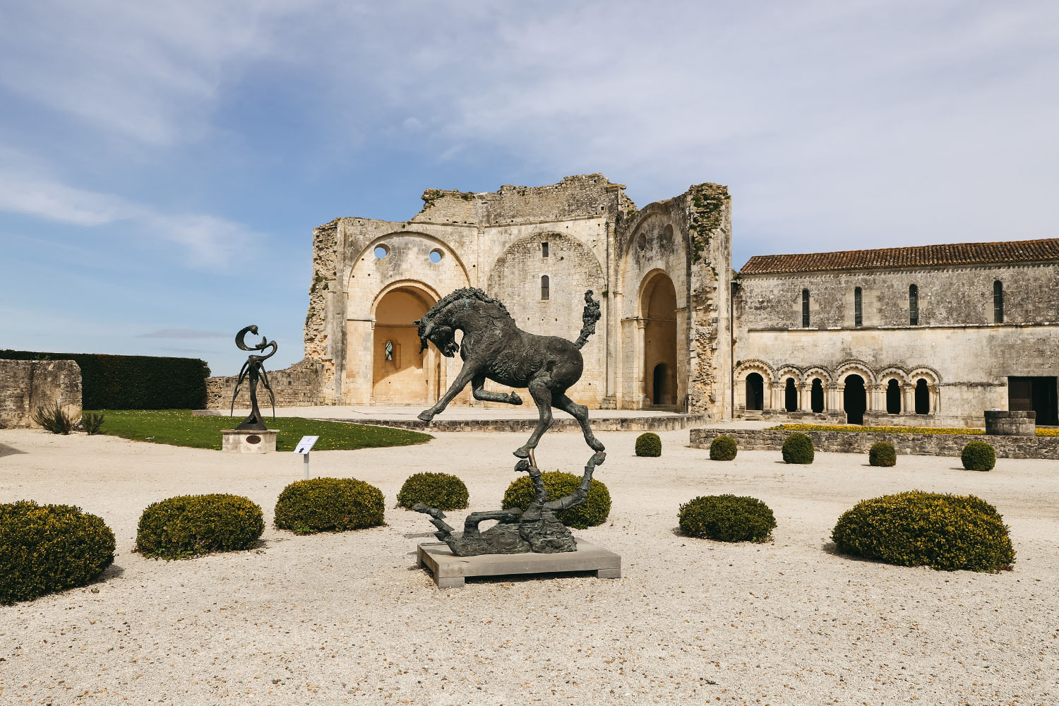 You are currently viewing Abbaye de Trizay, un joyau d’architecture en Charente-Maritime