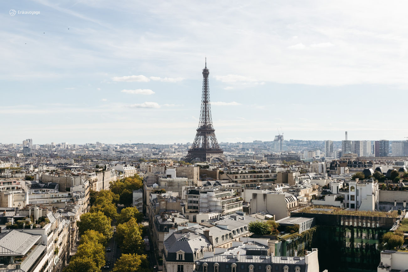 Vue sur la tour Eiffel depuis le toit de l'arc de triomphe